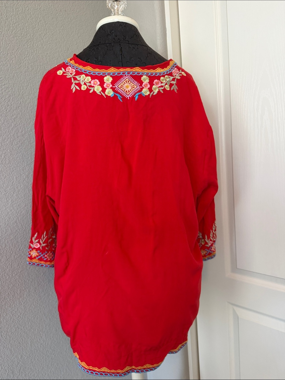 Amazon Red Embroidered V-Neck Women’s Top Size 2XL - Picture 4 of 8